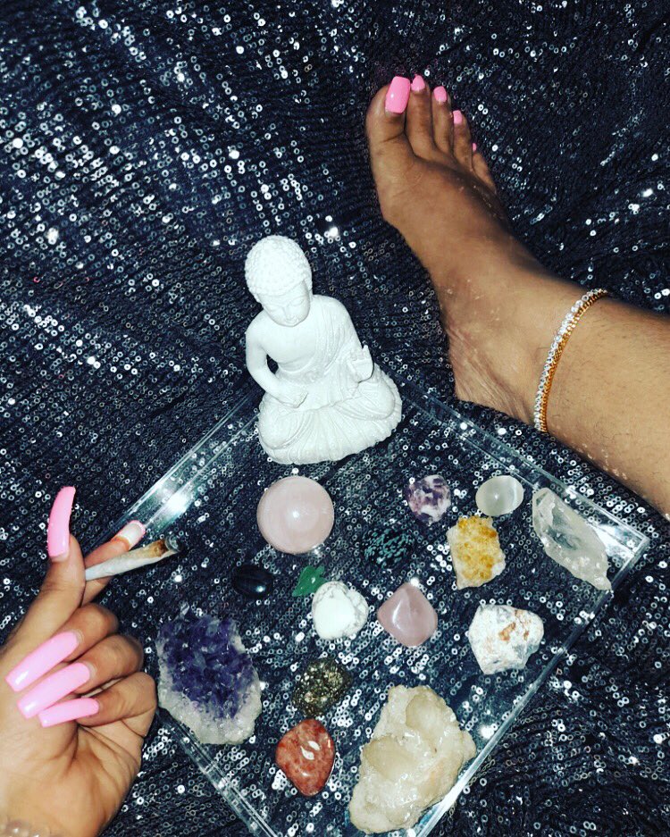 lizzyreignn's tweet photo. She’s at a point in her life where she protects her energy at all costs 💎✨🌬 #healing #crystals #shakras #meditation #feet #pink #Lockdown3 #bbw https://t.co/A23fHbXfJ1