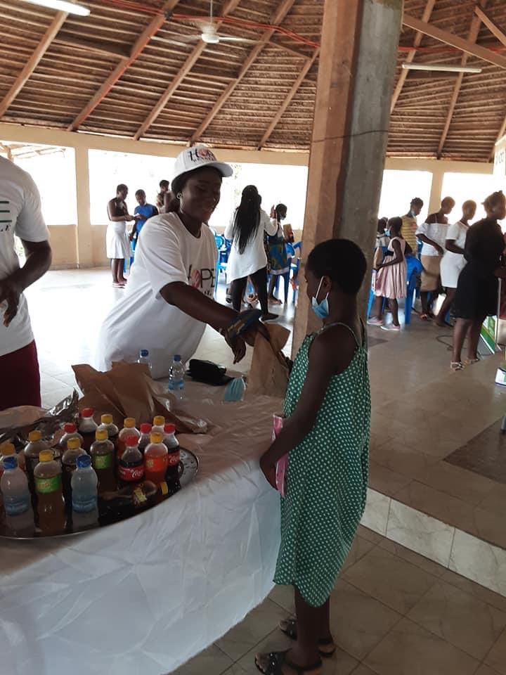 HopeDenguele's tweet photo. Le 22 novembre 2020 dernier, une délégation s'est rendue à l’orphelinat jeune fille "GAP" de Mondoukou avec des dons en vivres composés de sacs de riz, de l'huile et des pâtes. la web comédienne Eunice Zunon, qui avait à cœur de soutenir ses filleuls. https://t.co/X9v7SsY0jm