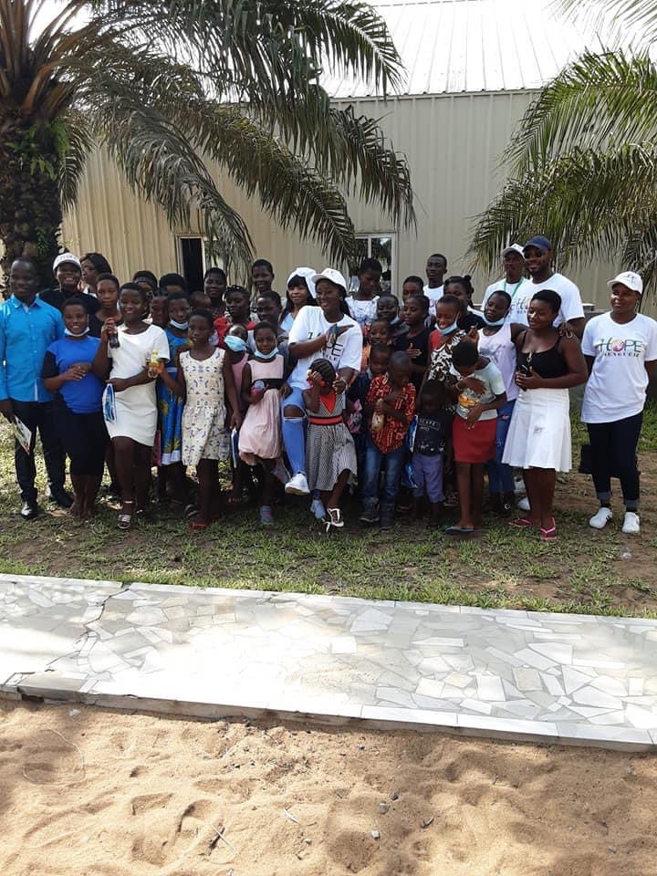 HopeDenguele's tweet photo. Le 22 novembre 2020 dernier, une délégation s'est rendue à l’orphelinat jeune fille "GAP" de Mondoukou avec des dons en vivres composés de sacs de riz, de l'huile et des pâtes. la web comédienne Eunice Zunon, qui avait à cœur de soutenir ses filleuls. https://t.co/X9v7SsY0jm