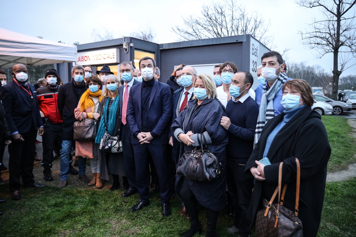 cocktailsante's tweet photo. Afin de redonner confiance aux Français, une opération de vaccination publique de personnalités du monde de la santé a été organisée  à la maison médicale de garde d’Aulnay sous Bois https://t.co/x7e2Brxc31