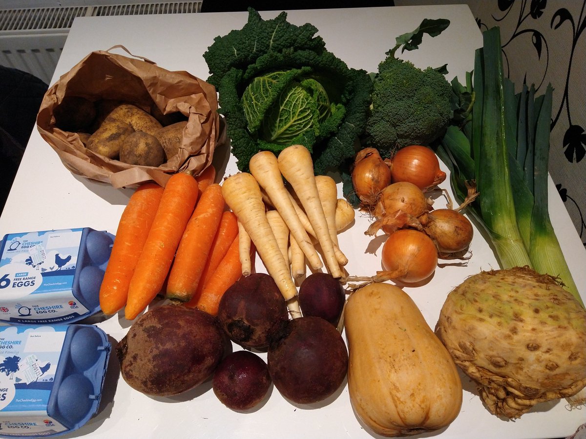jon_deakin's tweet image. This week's veg box just delivered and looks yummy. Thanks @Groobarbs once again. #homecooking #Food #Foodies #veggies