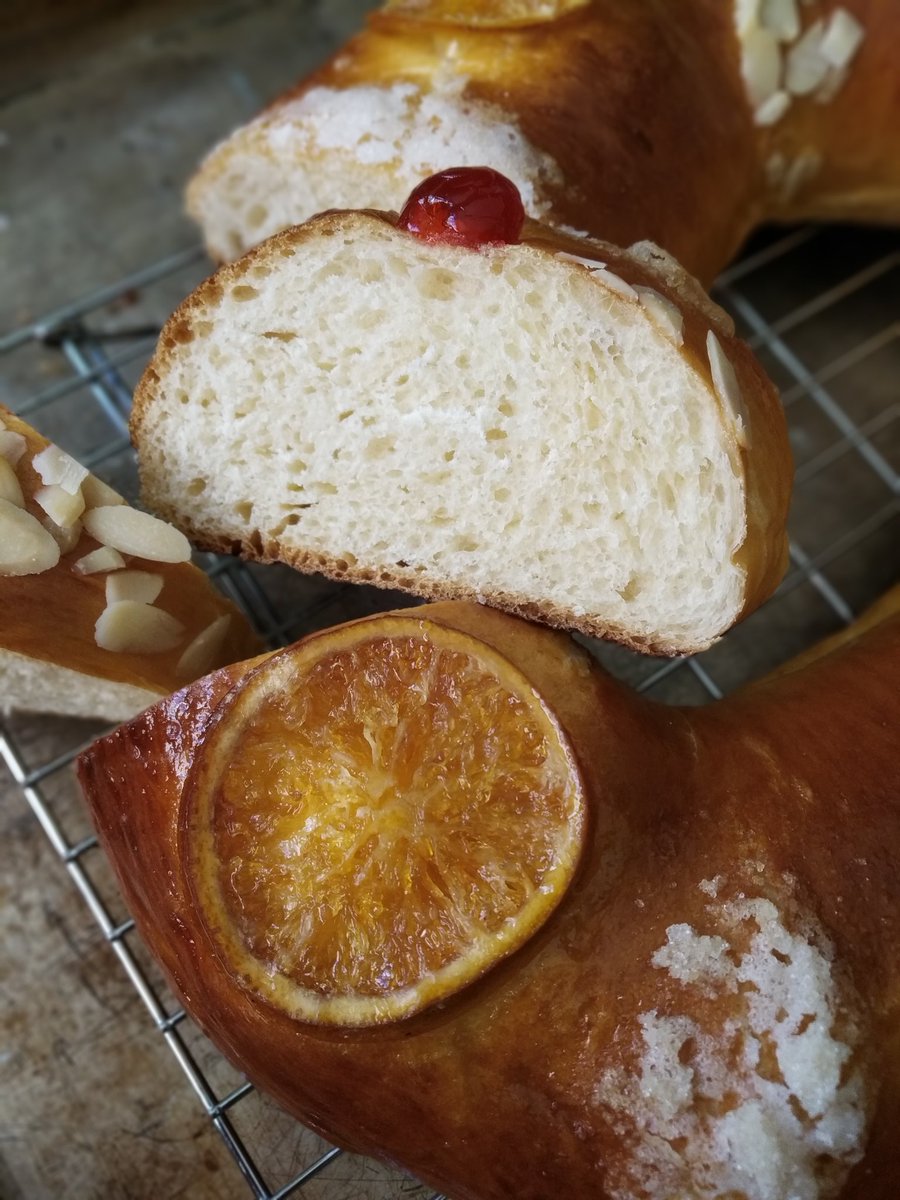 HijaPanadera's tweet photo. @ibanyarza Es que eres un sol de profesor y tus recetas están muy bien explicadas. Aquí el Roscón de una venezolana amante de la panadería que por primera vez hizo este pan. Agradecida infinitamente 🙏 @ibanyarza https://t.co/8H4cvgyPWk