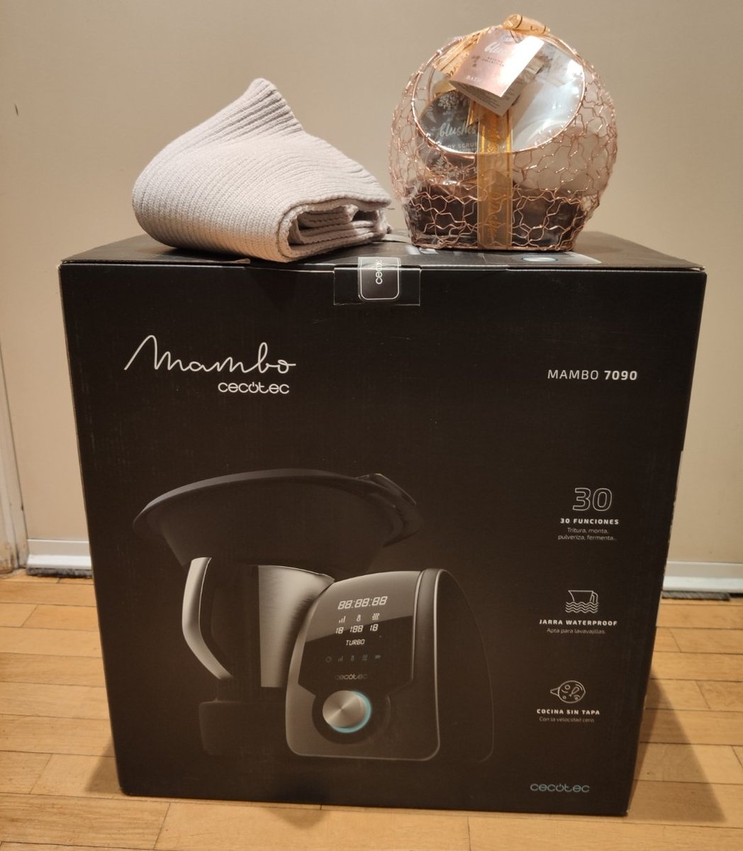 LuceLpez's tweet photo. Mis regalos 🎁 de Reyes Magos 👑👑👑 han sido increíbles. ¡Creo que me he portado genial! 

Una #MamboCecotec para poder cocinar sin límites, una bufanda y una cesta con cremitas, geles y demás ❤ https://t.co/RWst45D2CP