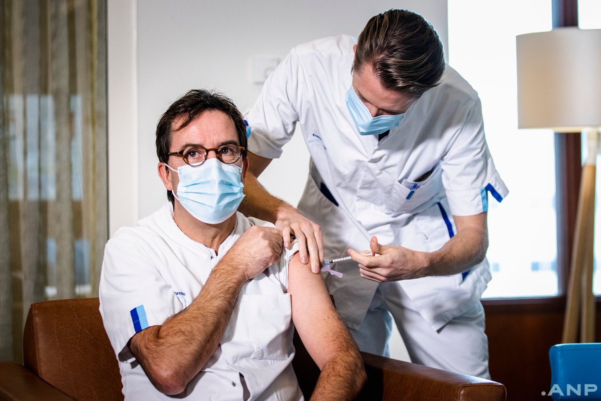Voorzitter van de Nederlandse Vereniging voor Intensive Care Diederik Gommers wordt gevaccineerd tegen het coronavirus door zijn collega Tom Burggraaf in het Erasmus MC in Rotterdam. <a href="/anpfoto/">ANP Foto</a> #erasmusmc #vaccinatie
