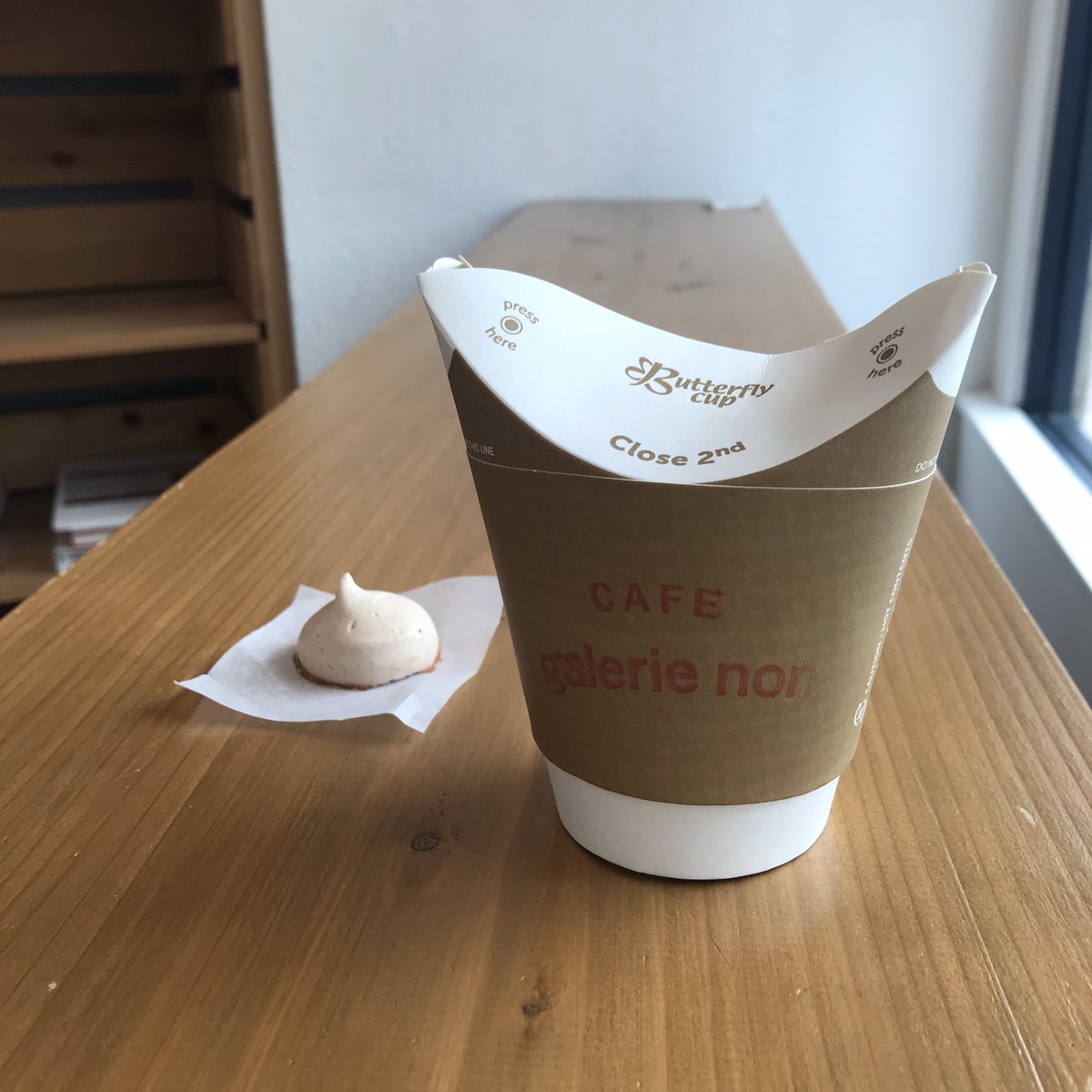 sachi_harineko's tweet photo. 近所のギャラリーでカフェラテテイクアウトしたら #butterflycup だった。世界中全部これでいいよね。 https://t.co/XZeTmavoGN