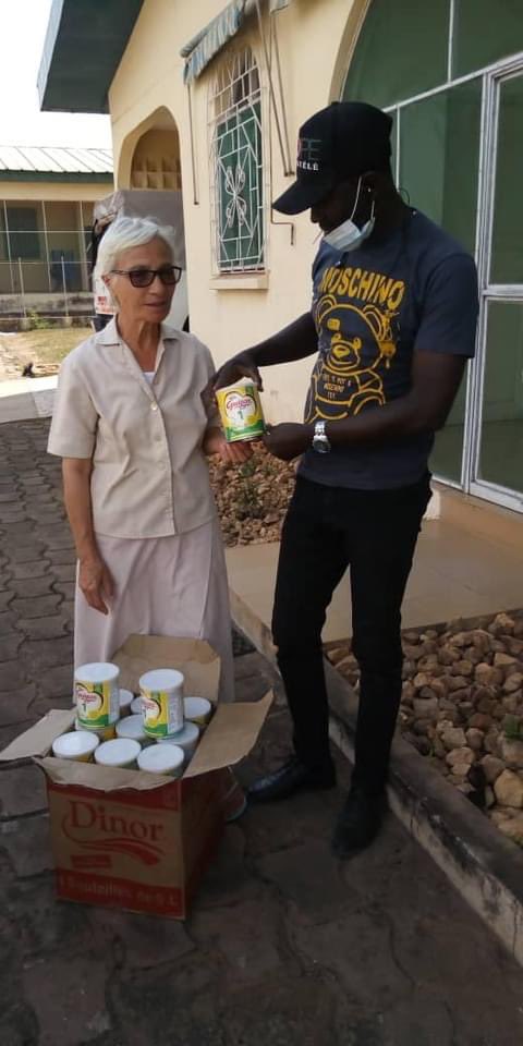 HopeDenguele's tweet photo. Dans le cadre d'une assistance régulière porté à l’orphelinat Pietro Bonili d'Odiénné, M. Toure Mamadou, représentant de l’Association Hope Denguélé, s’est rendu pour faire un don constitué de lait pour bébé du 1er âge aux responsables du centre.
#Association_Hope_Denguélé https://t.co/CY2yEsr07X
