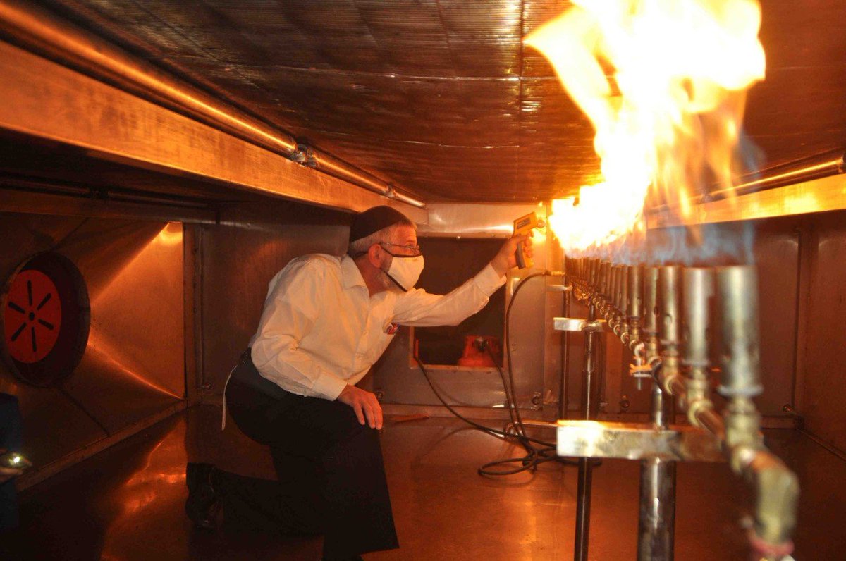 cRcKosher's tweet photo. Ever wonder what industrial kashering looks like?  Sometimes it looks like this! #kosher #kashering #SafetyFirst https://t.co/8cwy7EUaxK