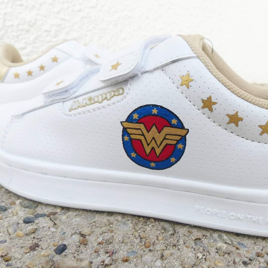 tiakooshop's tweet photo. Kappa × 𝐖𝐨𝐧𝐝𝐞𝐫 𝐖𝐨𝐦𝐚𝐧 🌟🦸‍♀️

Attention, une nouvelle héroïne arrive dans la cour d'école ! 💪🦸‍♀️

#customsneakers #kappa #wonderwoman https://t.co/KcklcngcoP