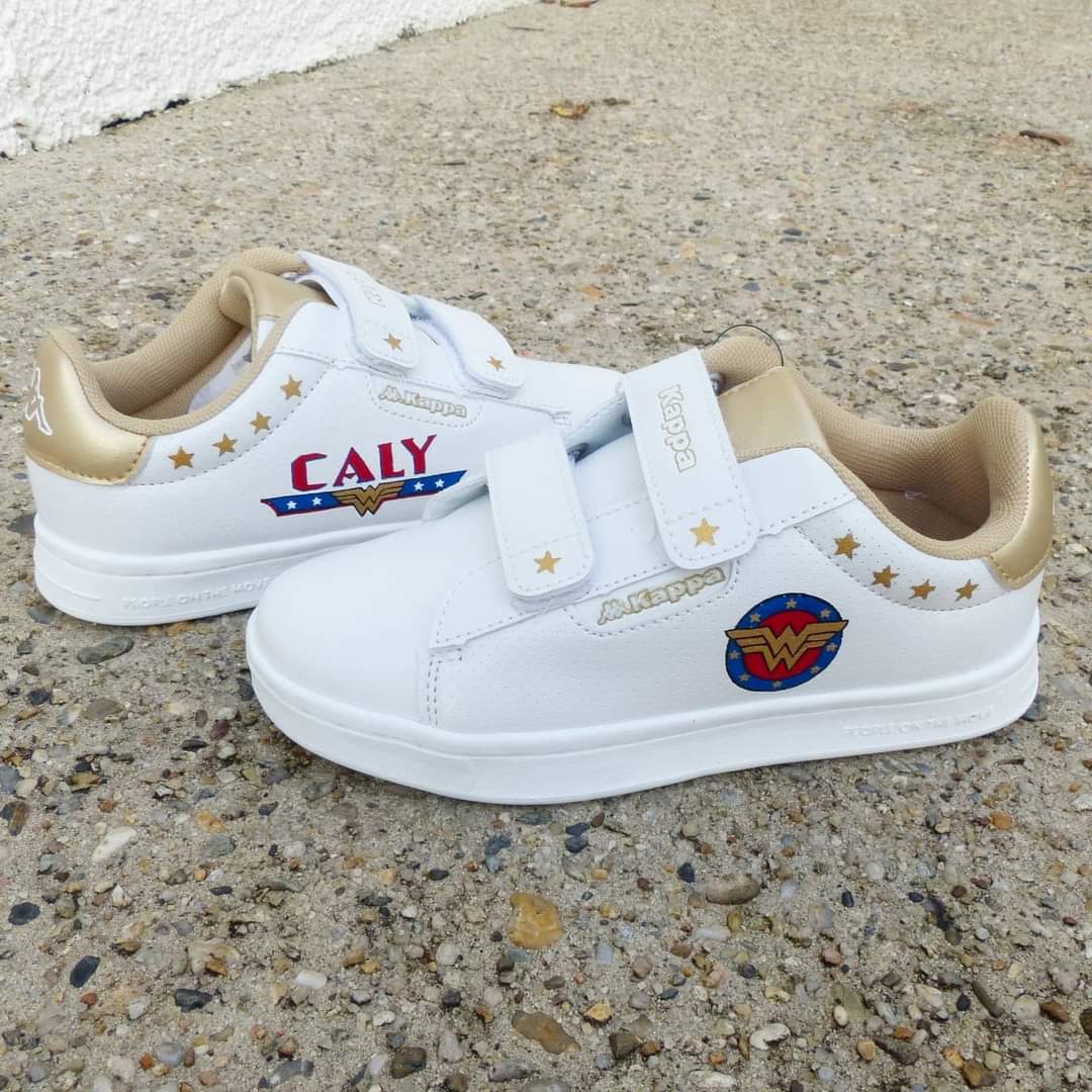 tiakooshop's tweet photo. Kappa × 𝐖𝐨𝐧𝐝𝐞𝐫 𝐖𝐨𝐦𝐚𝐧 🌟🦸‍♀️

Attention, une nouvelle héroïne arrive dans la cour d'école ! 💪🦸‍♀️

#customsneakers #kappa #wonderwoman https://t.co/KcklcngcoP