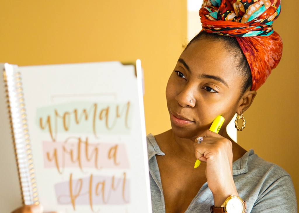 zakiyabwright's tweet photo. Woman with a plan🖊️⁠
IG: zakiyabwright
#amediting #bloglifestyle #blackplanner #blackgirlwhoblogs #blackgirlwhowrites #blackinfluencer #blackintelligence #blackinspiration #blackhomebloggers #blacklifestyleblogger #blacklifestyle #blackwellness #blackwellnessbloggers⁠ https://t.co/D9LpEvXAFF