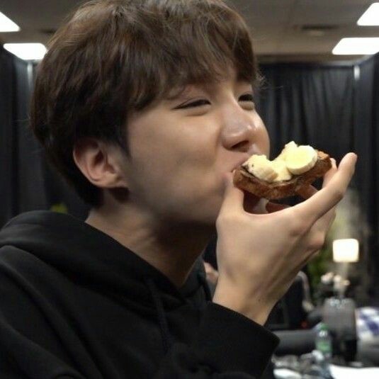 Having breakfast with u