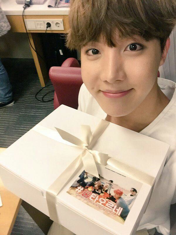 Surprising u with soo many gifts 