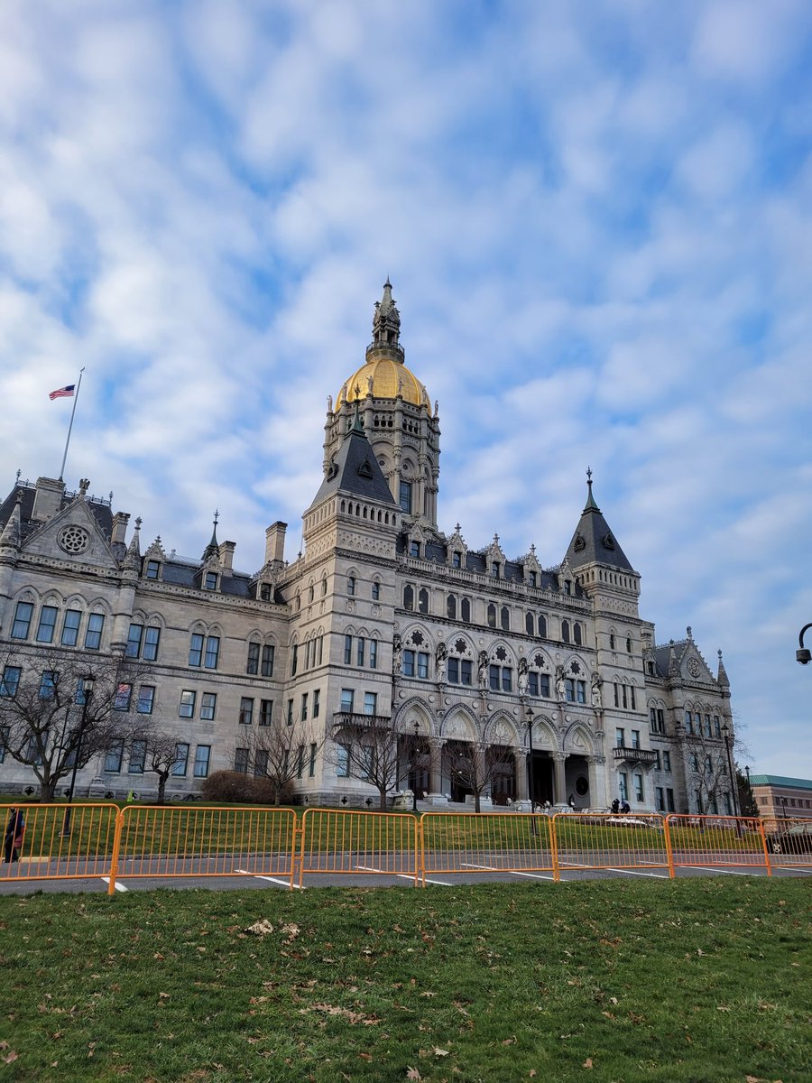 jayoung3292's tweet photo. Congratulations to all the new and returning members of the #CTStateLegislature who were sworn in today. Together we can continue to build a better #Connecticut in these next two years #OpeningDay #CTPolitics #CTGov #MoveConnecticutForward #BuildBackBetter #FBR #FBRParty #Resist https://t.co/JKdH9rYQK2