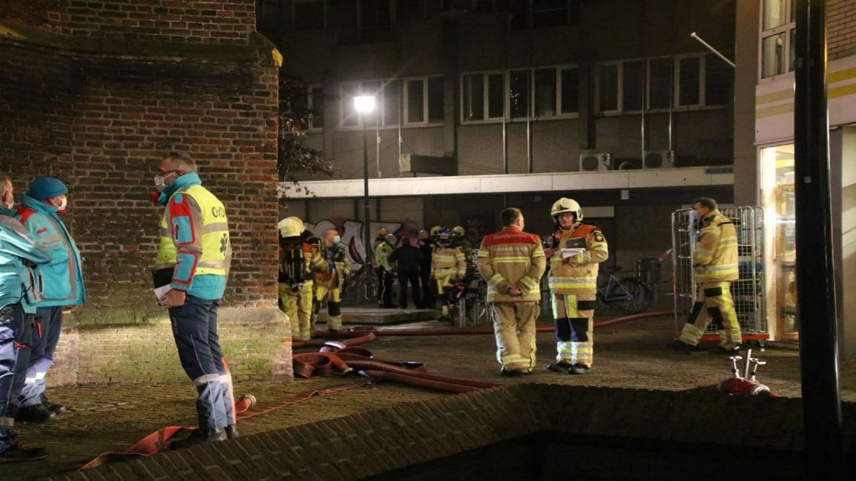 'Het sein brandmeester is gegeven. En de brand is uit!' De brandweer is op dit moment nog bezig met nacontrole &amp; aan het ventileren van het pand aan de Kleine A Weeshuisstraat. ?. #Zwolle #brand.