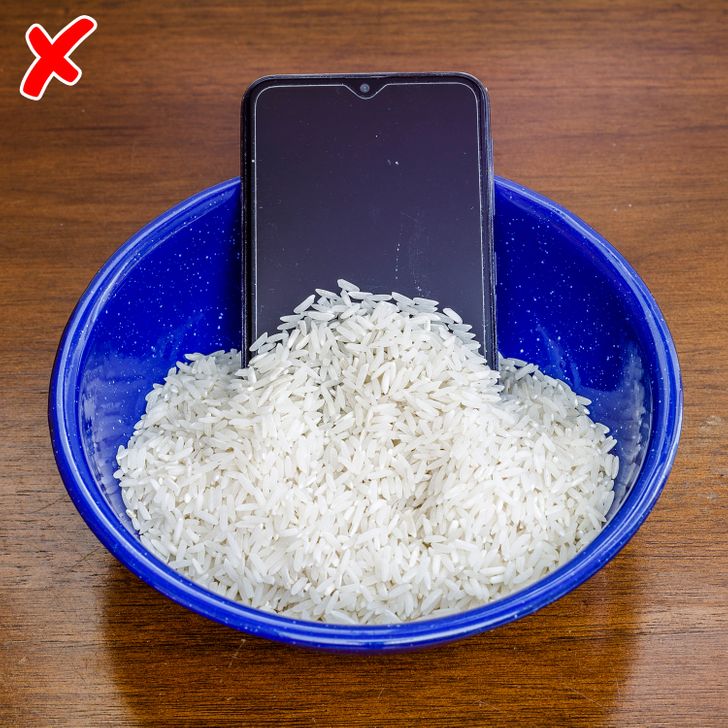 3. Eject water and dust from your speakerYour phone survived contact with water, but is the sound coming from the speakers muffled? That’s because some water may still be trapped in the actual speakers. The majority of people will use rice to dry their smartphone, but there's a