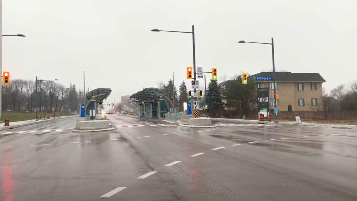 The Yonge & Major Mackenzie vivastation opened two weeks ago in Richmond Hill. Due to space constraints, the station was built at the next intersection 200m south. While the design was problematic, opening day operations have shown how bad this decision was...  #Transit