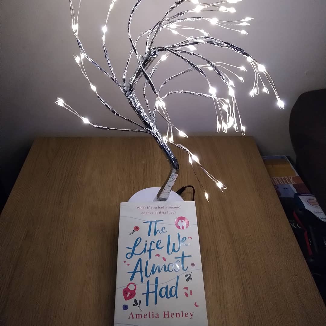smbslt's tweet photo. Bought this after seeing an emotive article by the #author #supportingauthors #book #TheLifeWeAlmostHad #AmeliaHenley #LouiseJensen #bookconnectors #HQStories and the wee #treelighting was a #Christmaspresent off o/h just opened it and of course #paws was right up, XXX https://t.co/BctpX2MqN0