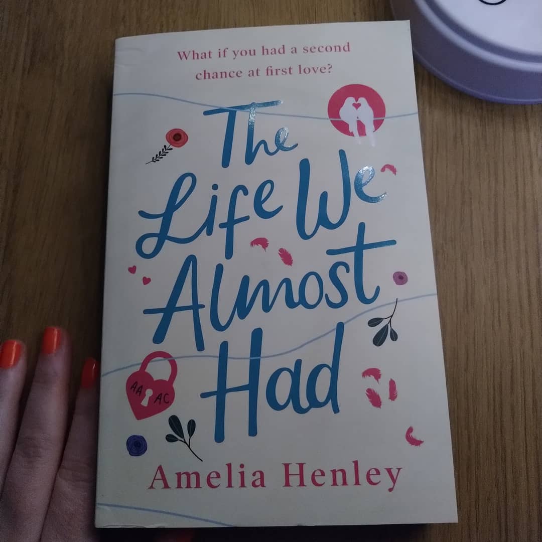 smbslt's tweet photo. Bought this after seeing an emotive article by the #author #supportingauthors #book #TheLifeWeAlmostHad #AmeliaHenley #LouiseJensen #bookconnectors #HQStories and the wee #treelighting was a #Christmaspresent off o/h just opened it and of course #paws was right up, XXX https://t.co/BctpX2MqN0