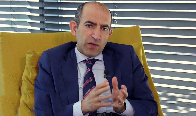 laraoncel's tweet photo. Ben de kime benziyor bu diyodum https://t.co/5yPOGFR6TR