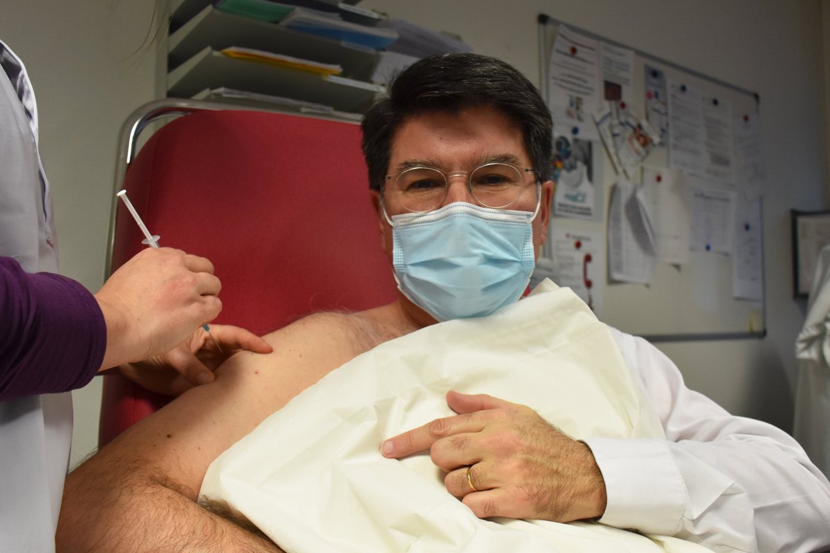 CHUnantes's tweet photo. Vaccin Covid-19 : le CHU de Nantes s'engage ! Parmi les premiers, la gouvernance vaccinée au grand complet : Philippe El Saïr, directeur général du CHU accompagné des Prs Pascale Jolliet, doyen et Karim Asehnoune, président de CME et Jean-Michel Lignel, directeur des soins. https://t.co/03tPXWX1wP