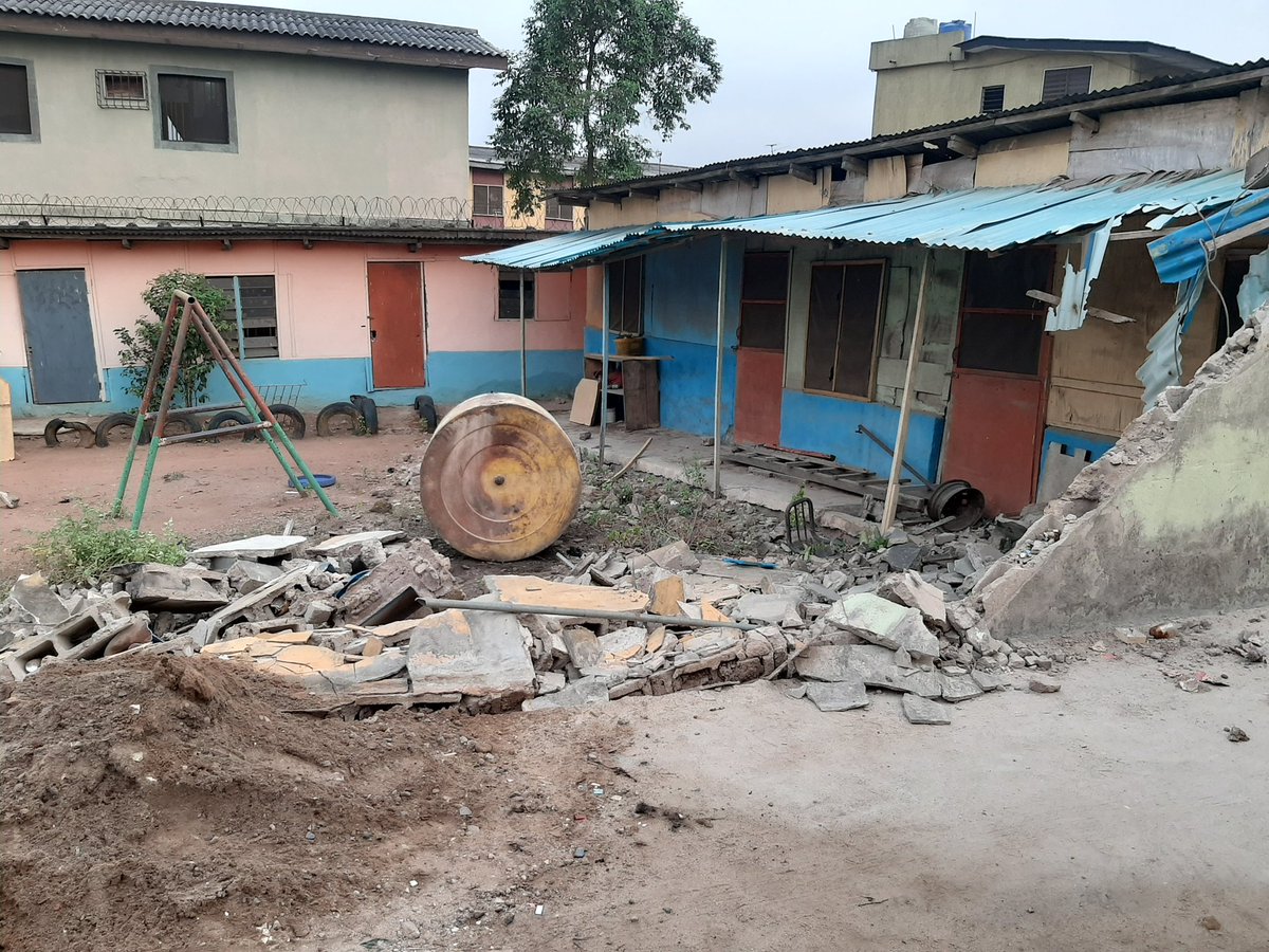 3SixtyWorldtv's tweet photo. School Owner cries out as fence was destroyed by truck offloading generating set at @9mobileng Base Station, Moshood Str, Ikosi Ketu, #Lagos

@9mobilengCare says truck driver is responsible for the repair

@Gidi_Traffic 
@followlasg 
@PoliceNG_lagos 

Charlie Charlie
#MUNMCI https://t.co/dRCBKzlE8f