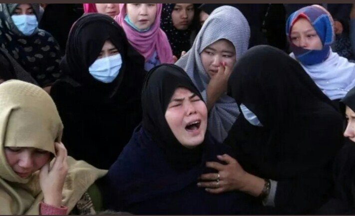 Syeda2110's tweet photo. تین راتوں سے منفی 6 ڈگری سینٹی گریڈ پر اپنے بھائ اور باپ کی ذبح کی گئ لاشوں کے ساتھ روتی بچیوں اور عورتوں کا درد سمجھنے کے لۓ آپکا شیعہ ہونا ضروری نہیں بلکہ ضمیر کا زندہ ہونا ضروری ہے 
#HazaraShiasWantJustice 
 #StopHazaraGenocide 
#shiatargetkilling https://t.co/4qElSaAgOz