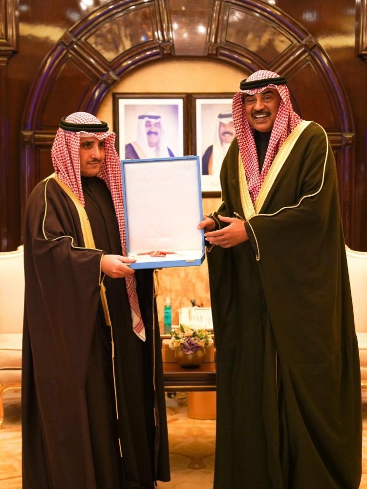 في لفتة( وفاءنادر )
..وزير خارجية الكويت
 الشيخ أحمدالناصرالصباح
يهدي الوسام الذي منحه له
الأميرنواف الأحمد إلى 
موظفي وزارته من أصغرهم
إلى أكبرهم تشجيعالهم
على بذل المزيدمن العمل
والعطاءخدمة للكويت
وأميرهاوشعبها 

( كفو ) ..
تستحق التحية مجددا يا 
رئيس الدبلوماسيةالكويتية