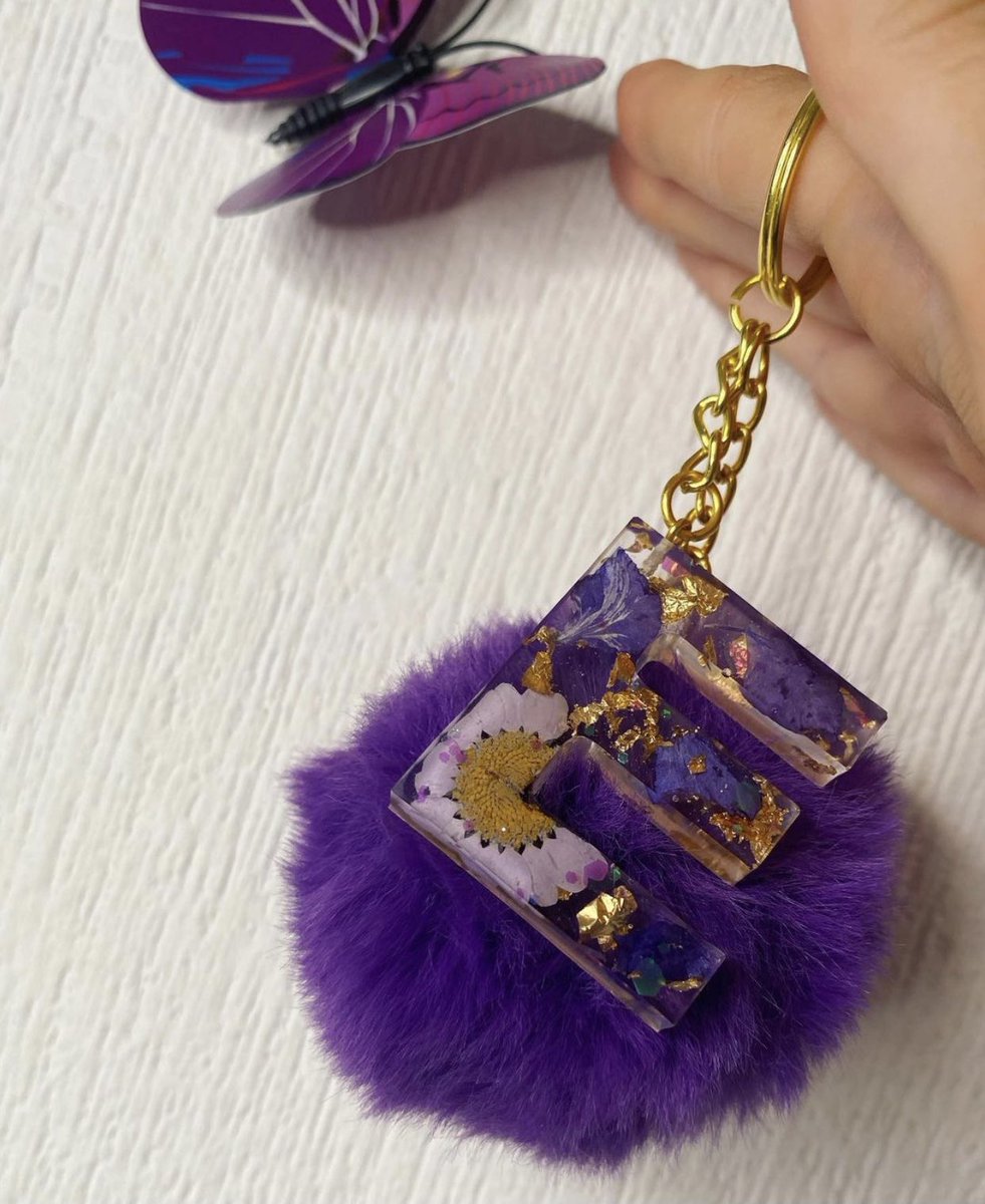 I started making personalised resin keychains/gifts in November as a little side job/hobbie! Now that it’s lockdown I’ll be doing LOTS more of it😊
So please feel free to check out @pylizzlsprettydesigns on IG (or fb) 
Any retweets are very much appreciated to help my page grow💖
