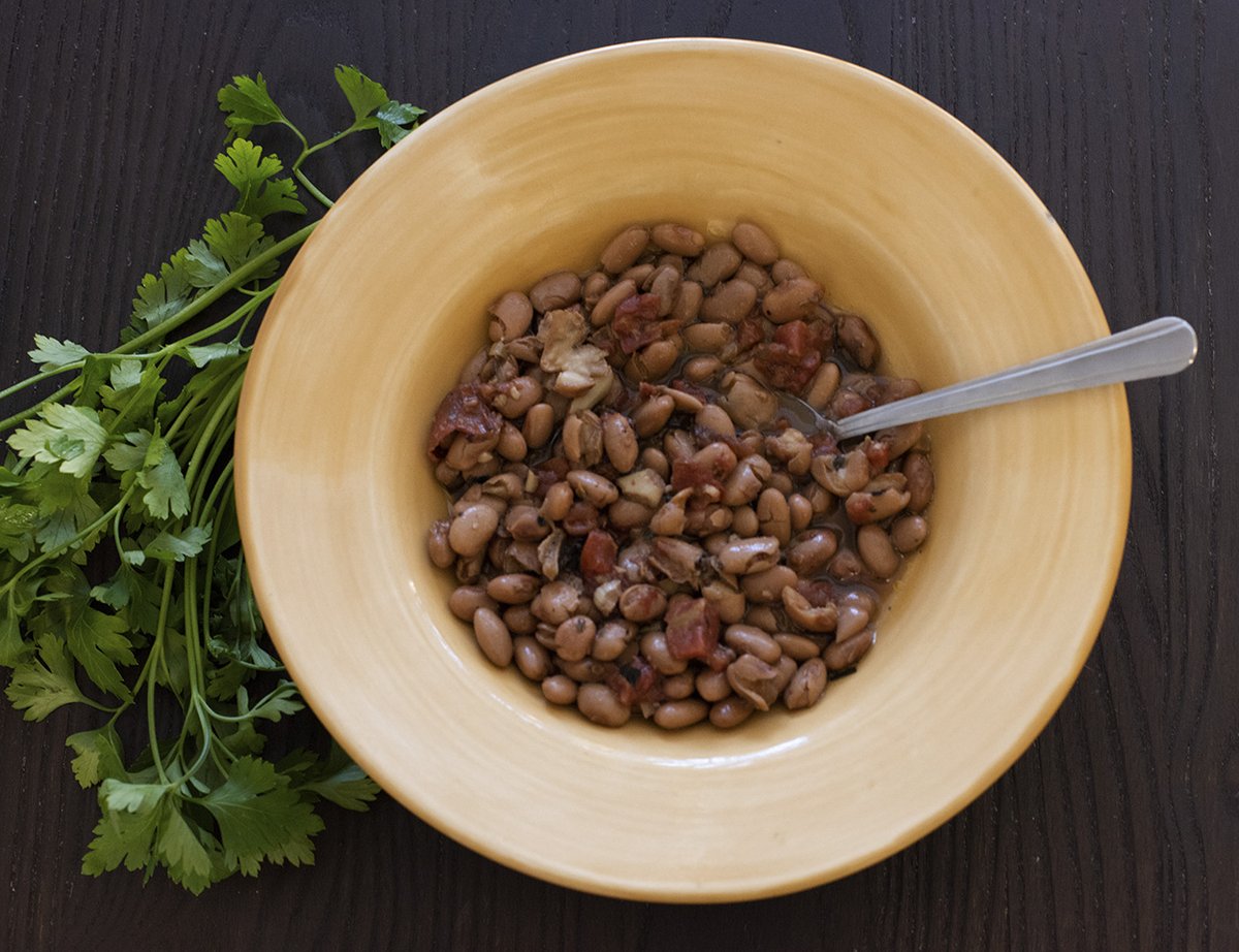 IndiaTree1's tweet photo. Happy National Bean Day! Cook India Tree’s Pinto Bean Salad, a healthy side dish with fresh aromatic herbs. Check out the recipe at https://t.co/dQElI5a07F. #pintobeans #IndiaTree #Italiano #simplyfresh #herbesdeprovence #healthylifestyle https://t.co/1gSCv3XnCy