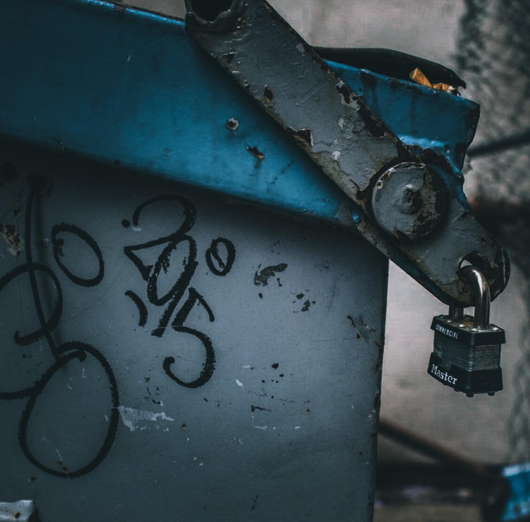 TheLockPeople's tweet image. Dumpsters, vending machines, and storage units: you'll find them everywhere 🔒

#masterlock #masterlocks #padlock #streetart