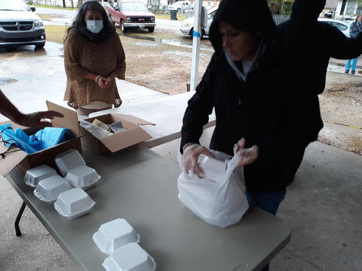 BrightBridgeFL's tweet photo. Here at #BrightBridgeMinistries, we had a really good #ChristmasEve2020 serving 269 meals of #SmokedTurkey, #stuffing, #potatoes, #GreenBeans. We gave out #coats and #socks and #hats, as well as #StuffedAnimals and #candy for the #kids. https://t.co/D5OXbGPkFk