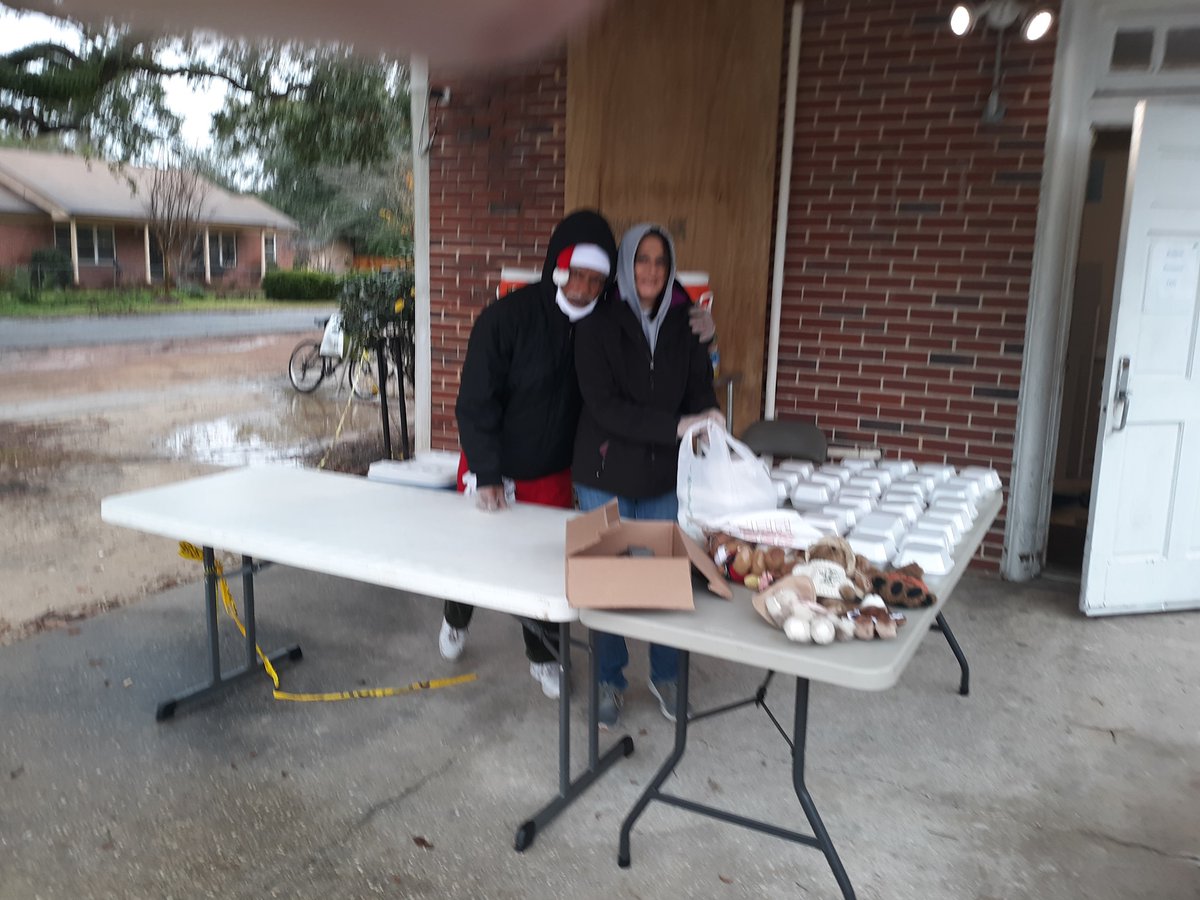 BrightBridgeFL's tweet photo. Here at #BrightBridgeMinistries, we had a really good #ChristmasEve2020 serving 269 meals of #SmokedTurkey, #stuffing, #potatoes, #GreenBeans. We gave out #coats and #socks and #hats, as well as #StuffedAnimals and #candy for the #kids. https://t.co/D5OXbGPkFk