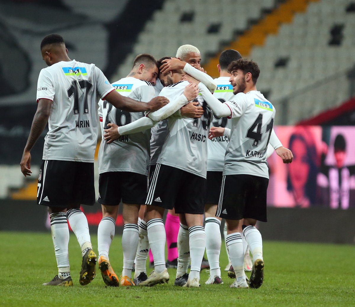 Besiktas's tweet photo. Çok güzeliz. 🖤

#BJKvRİZ | #ArmandaSaklı https://t.co/xDJfvNdSAP
