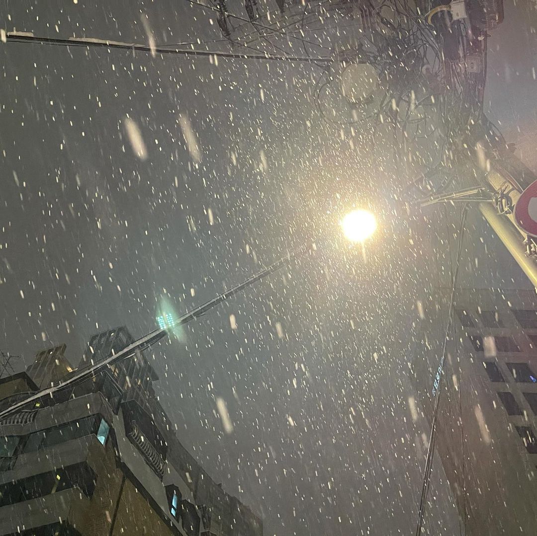 VAV_Brasil's tweet photo. 📷 #IG | #LOU 06.01.21

"Vampz, está nevando muito. Cuidado com as estradas escorregadias. Fui até o telhado e fiz um boneco de neve pela primeira vez.  😎😎 

#vav #neve #bonecodeneve "

#VAV #브이에이브이 #Lou #로우 https://t.co/Nfj2ZgmLBV