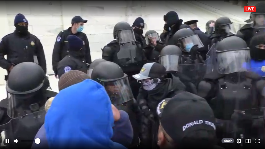 16/ Meanwhile, an attendee in a skull mask worn by Neo-Nazi accelerationists confers with a police officer.Completely normal.