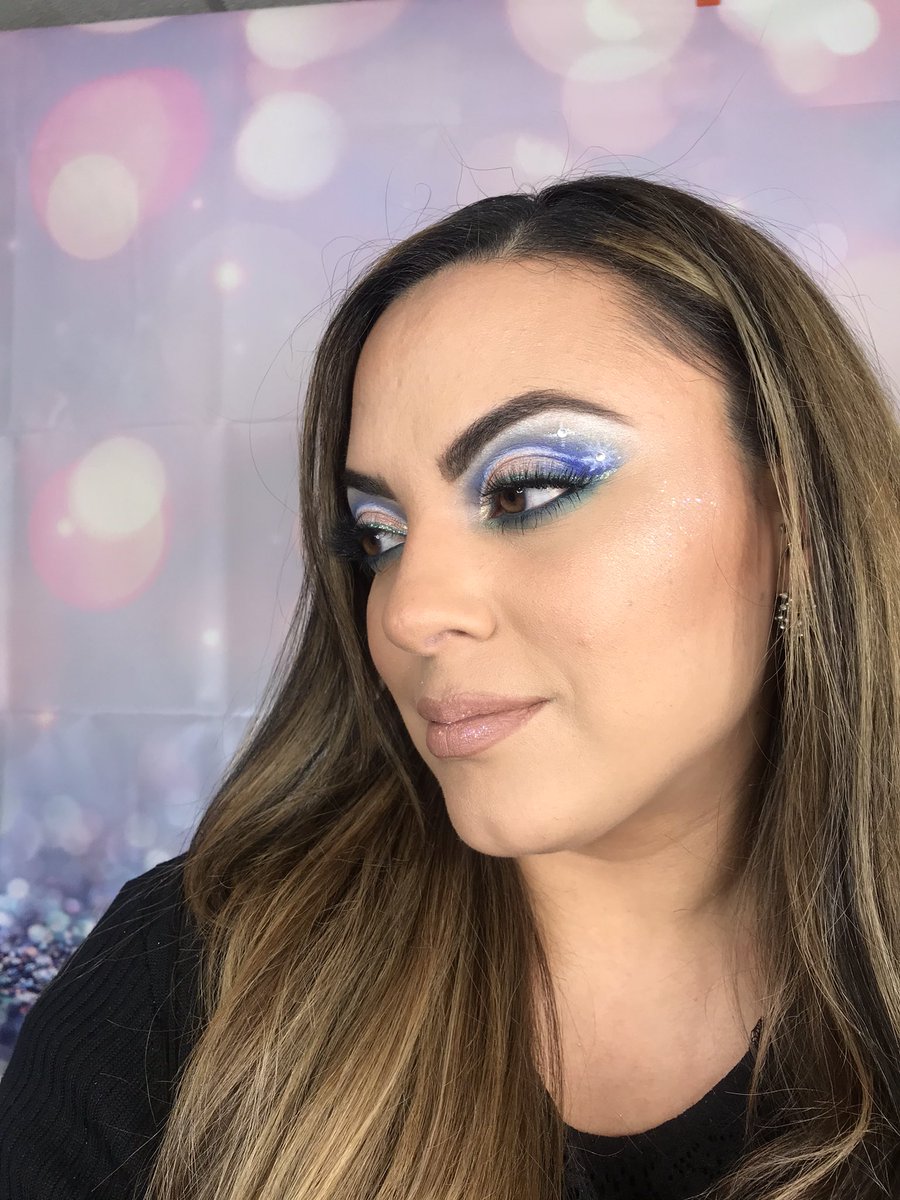 11Bperez's tweet image. youtu.be/VbLbnk33wnw

Winter wonderland ❄️
Eyes: @jeffreestarcosmetics #bluebloodpalette 
Face: @toofaced #peachfoundation 
Brows: @benefitcosmetics #contourpro 
Lips: @bareminerals #mattelipstick 
#makeup #makeupartist #wintermakeup #winterwonderland #blueeyes #glitter