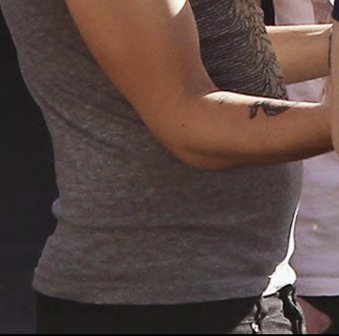 louis tomlinson’s tummy: a thread.