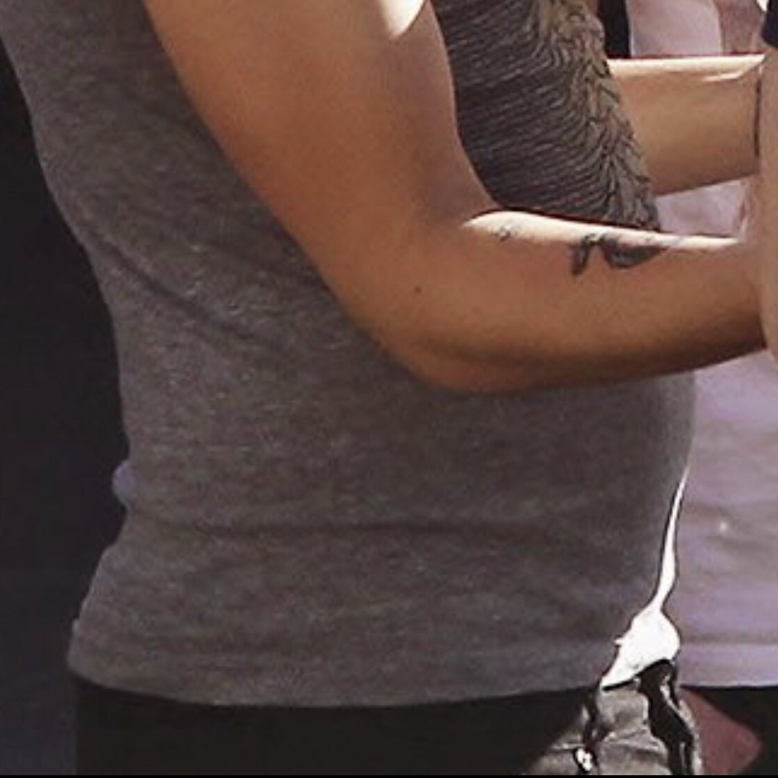 louis tomlinson’s tummy: a thread.