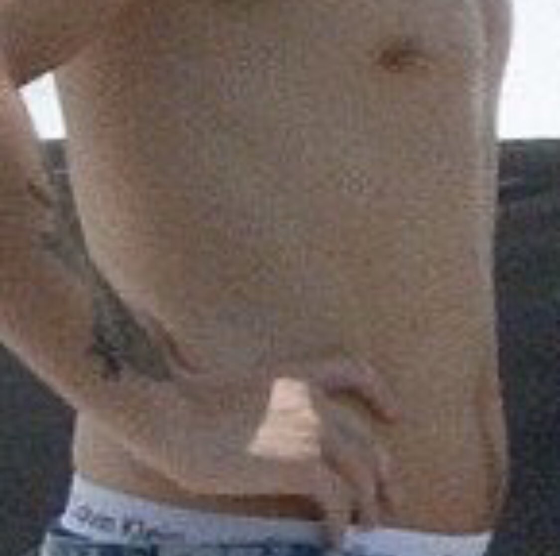 louis tomlinson’s tummy: a thread.