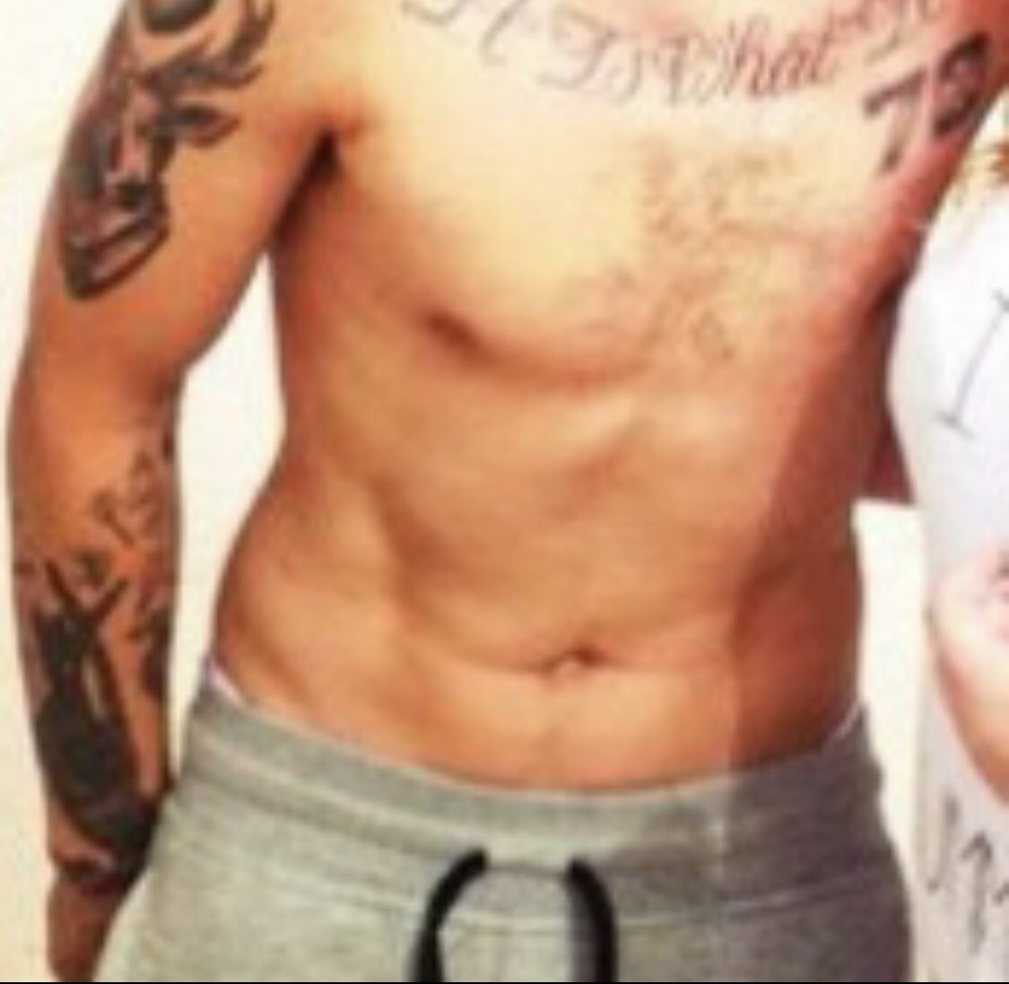 louis tomlinson’s tummy: a thread.