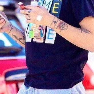 louis tomlinson’s tummy: a thread.