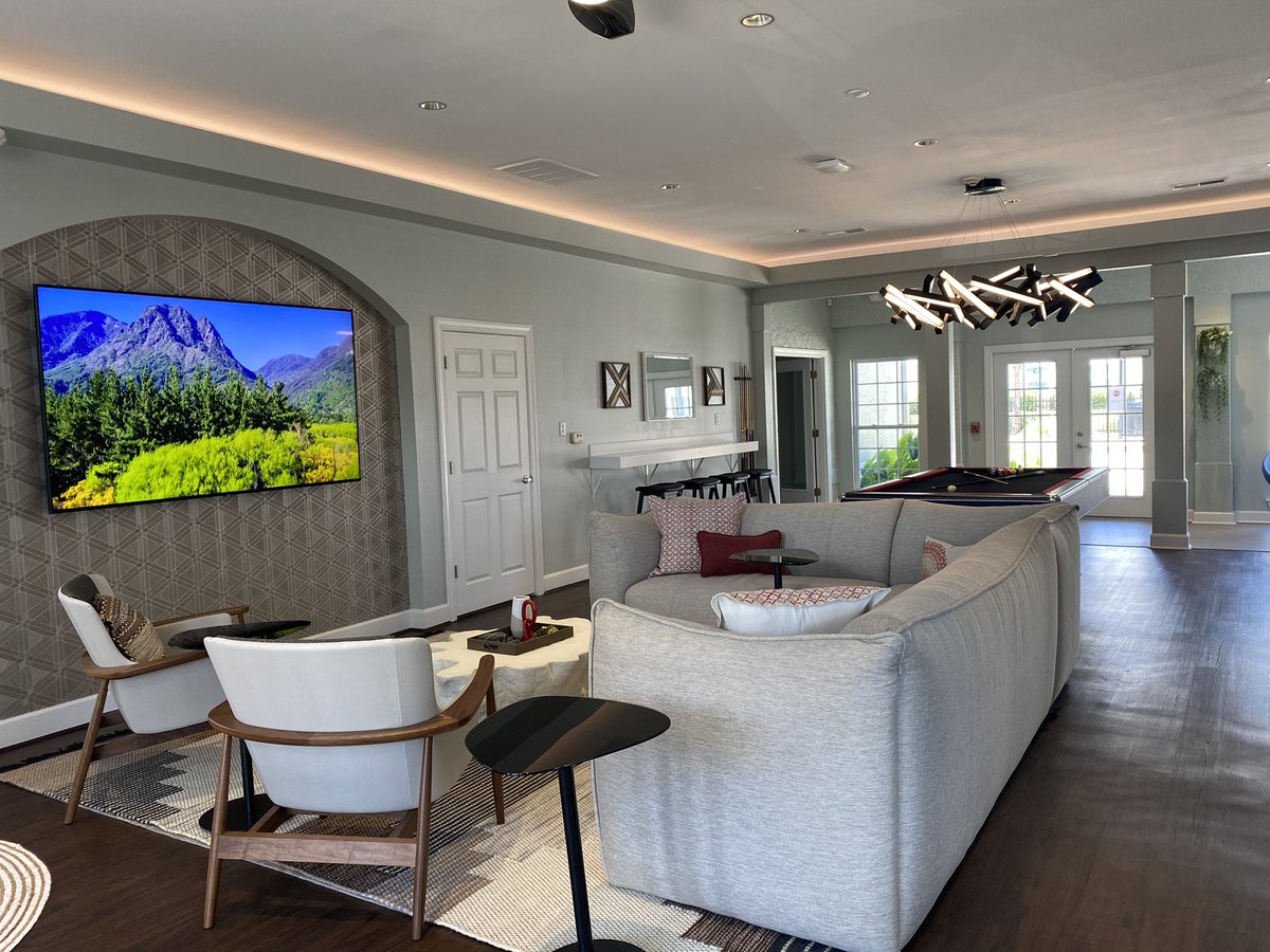 StadiumSuites's tweet photo. Take a tour today and find out how you can live the Suite Life! Hurry while spots last‼️Sign your lease today and secure your spot for Fall 2021! 🎊 https://t.co/fS5is2VqVb