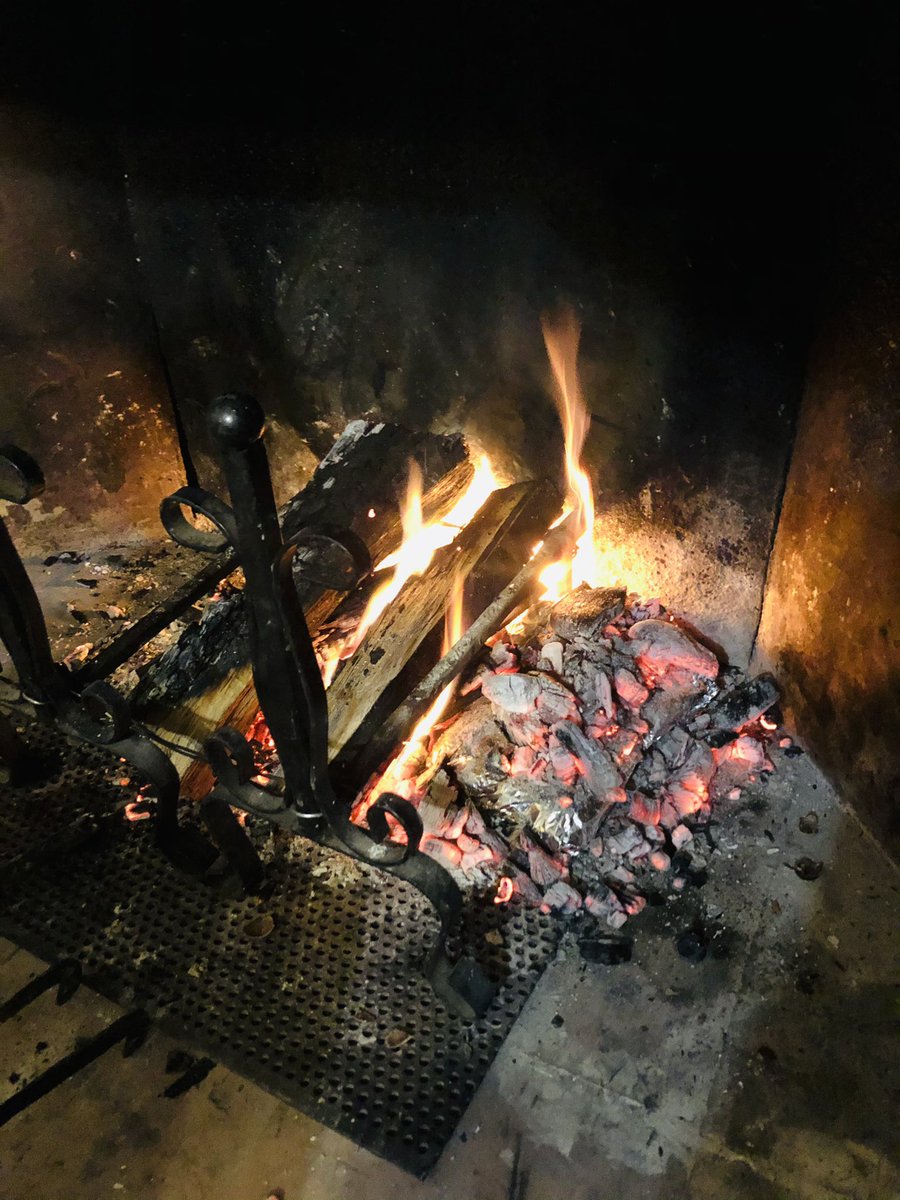 ChriSantillo's tweet photo. Sotto la #brace qualcosa cuoce... che sarà? #camino #fuoco #6gennaio #Epifania #Befana2021 https://t.co/FILu0hDEV1