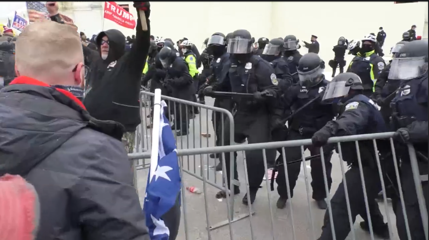 22/ Ralliers wrestle with police, who are attempting to hold their barriers in place."You're a fucking traitor to your country!" one man shouts at the police.