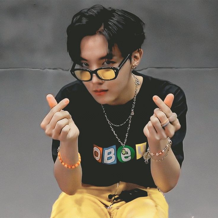 alexpapitaq's tweet photo. PERFECT I LOVE THEM !!! 💞💞💞💞💞💞💞 #2yearwithpromise #jhopeweloveyou #JinDeservesBetter
#Taeperfect 💖 https://t.co/OnDM0TXp59