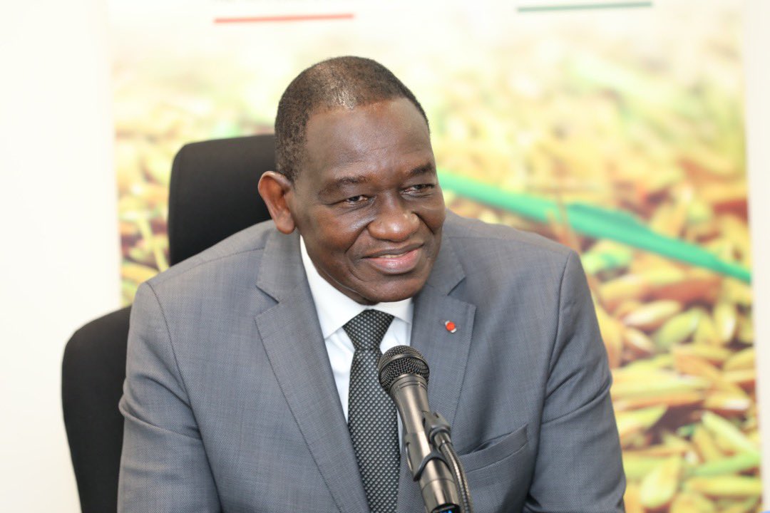 MPRiziculture's tweet photo. Le Ministère de la Promotion de la Riziculture et CALLIVOIRE ont procédé, ce mercredi 06 Janvier 2021, à une signature d’accord de partenariat au cabinet dudit ministère. https://t.co/u765sXC2tl