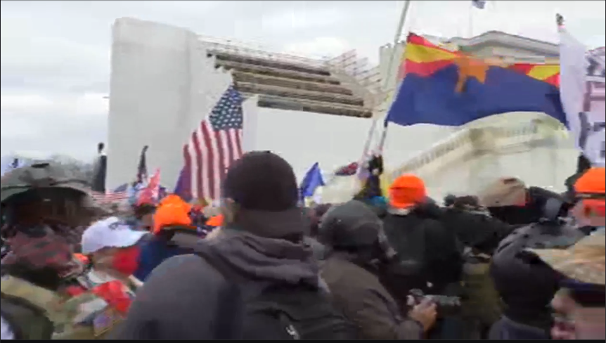 23/ Police continue to pepper-spray the crowd.My screenshot wasn't fast enough, but I'm pretty sure I just saw Proud Boy Kenny Lizardo, who accompanied PB leader Enrique Tarrio in court yesterday, near the front of the line.