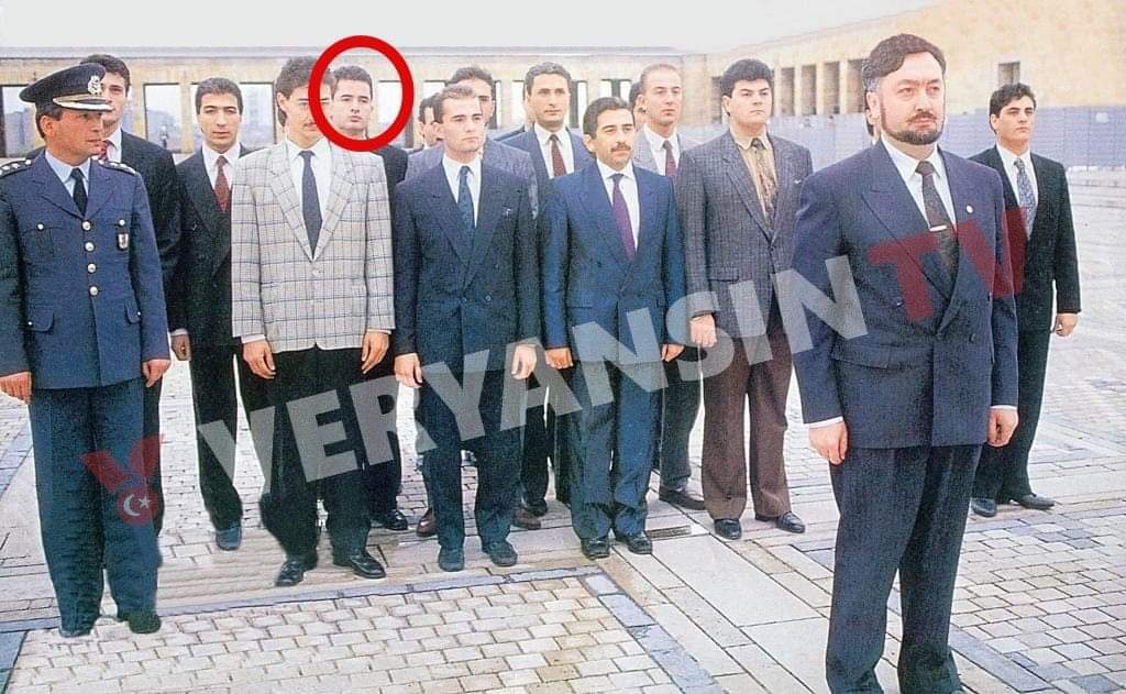 öndeki Adnan Oktar arkadaki kim...?????