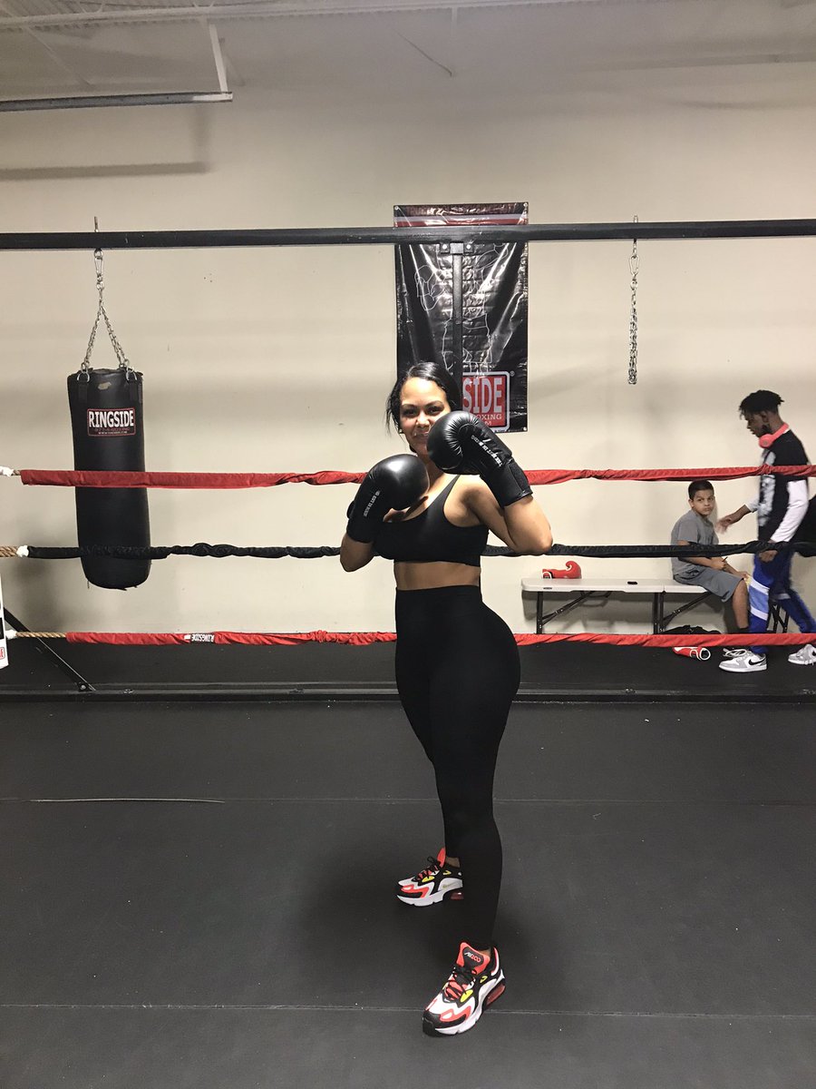 boxing_mo's tweet photo. If it were easy, everyone would do it. Some people just make it look easy. #mobetterboxing #hitlikeagirl #ladyboxers #boxingandfitness #girlfight #boxingworkout https://t.co/t2e7nce7t5