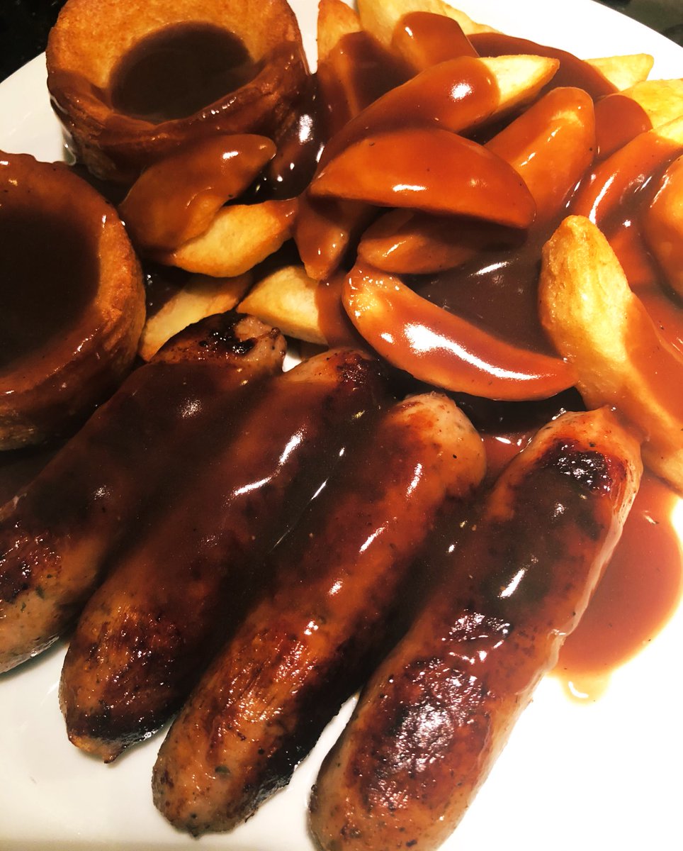 TheGaztronome's tweet photo. #deconstructed #toadinthehole #sausages #yorkshirepudding #chips #redwine #gravy #yes #allkindsofyes https://t.co/GJgXPMioZf